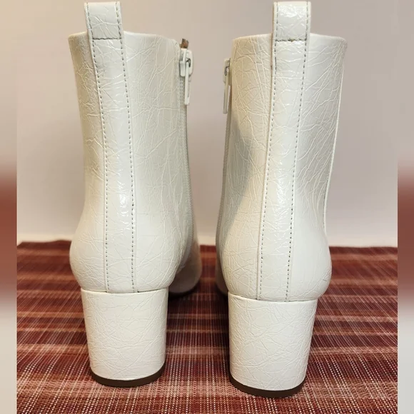Gianni Bini Jaydennn White Ankle Embossed Leather Heeled Ankle Booties Size 7.5 - Picture 5 of 8